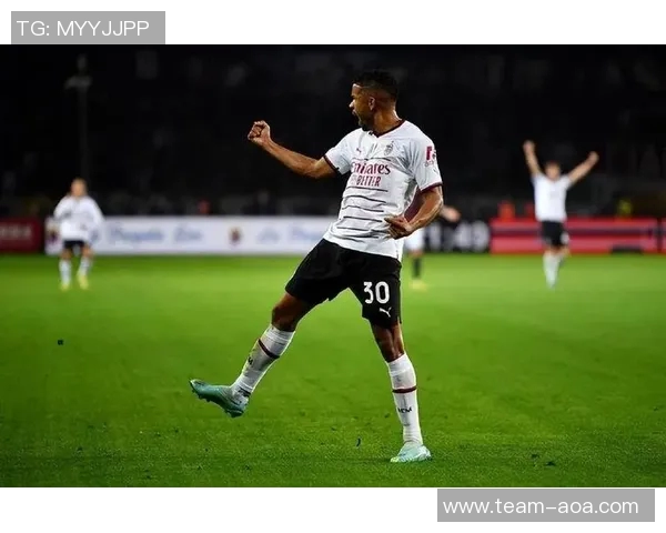 莱奥庆祝被加比亚拦截福法纳及时帮他整理衣领